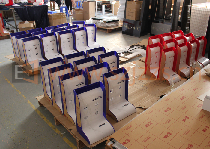 喇叭展示架生產中2